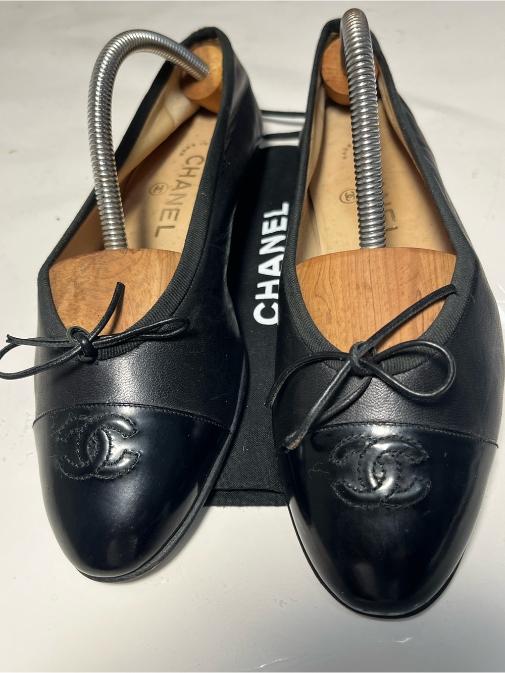CHANEL Black lambskin Leather Cap-Toe Ballet Flats with CC Logo